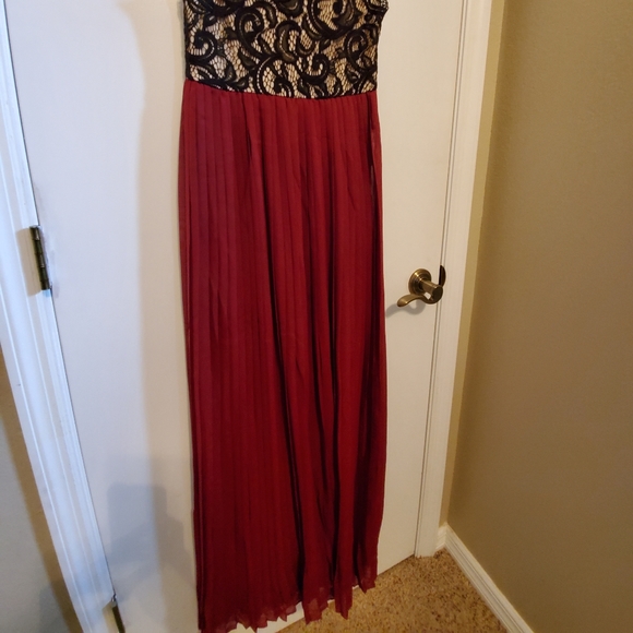 Pleated Chiffon Lace Maxi Maternity Dress - Picture 5 of 6